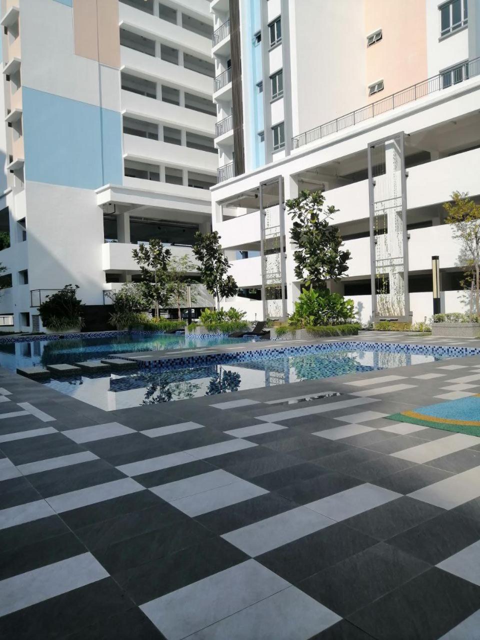 Pool View 5-6 Pax Luxury Apartment Seremban